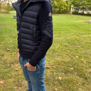 Moncler Cardigan - Mörkblå cardigan från Moncler. Nfc funkar och killen på bilden är 177cm. Skriv vid frågor!