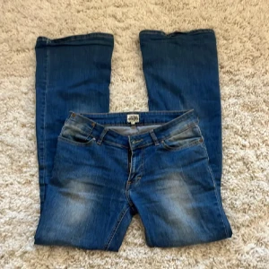 Lågmidjade jeans - Snygga utsvängda lågmidjade vintage jeans ifrån twist and tango