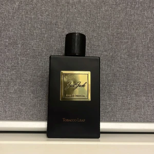 Just Jack Tobacco Leaf EdP - Stilren parfym från Just Jack med namnet Tobacco Leaf. Eau de Parfum som ger ett exklusivt intryck. Perfekt för dig som vill sticka ut med en modern och elegant doft. Parfymen har kvar 95-100ml