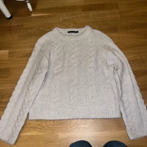 Påse kläder - Hej, säljer lite kläder som jag inte använder längre. Finns två tröjor som jag inte fick med på bild men det är en svart tröja utan luva från GinaTricot och en svart stickad tröja från Gekås (har klippt den offshoulder). Allt är från Xs-S. Finns det något man vill köpa separat hör av dig! Säljer från 200kr men kan sänka till 150kr. Har du frågor hör av dig💕