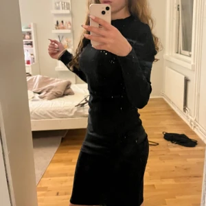 Svart långärmad klänning från Kout Edition - Säljer en svart, långärmad, ribbad klänning från Kout Edition i storlek S. 