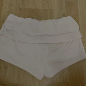 Ljusrosa korta shorts  - Supersöta ljusrosa shorts från SHEIN i storlek XS. Dom är väldigt korta och gjorda för att vika ner.