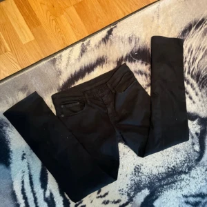 Svarta Levi's 511 jeans slim fit - Säljer ett par svarta Levi's 511 jeans med slim fit. Klassisk femficksmodell med snygg passform och normal midja. Jeansen är tillverkade i bomull med lite stretch för extra komfort. Perfekta för dig som gillar en stilren look.