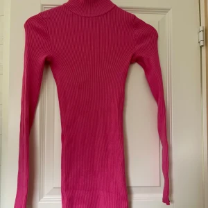 Polo klänning  - Rosa polo klänning figur sydd och strechig