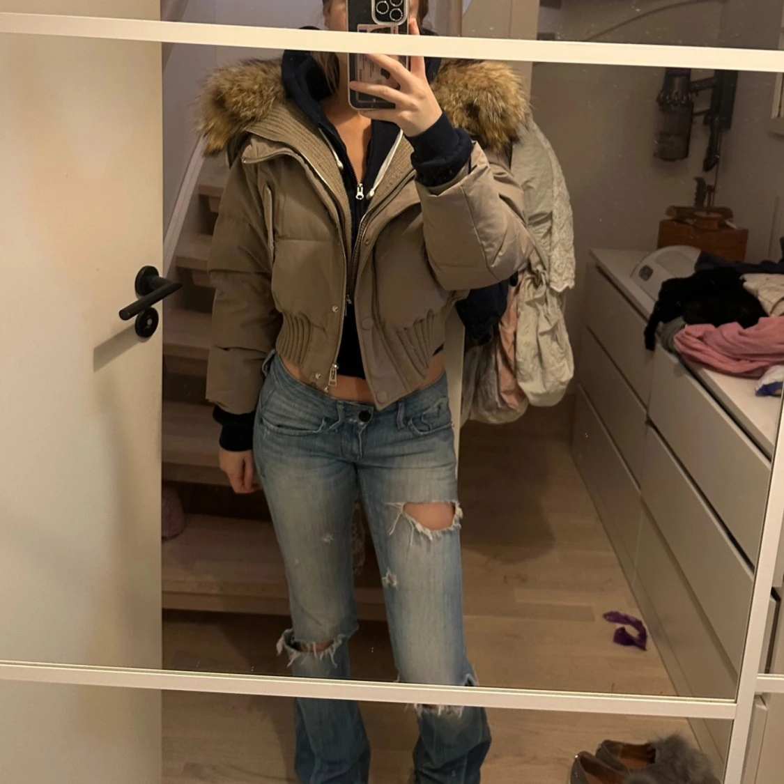 Beige croppad pufferjacka med äkta päls