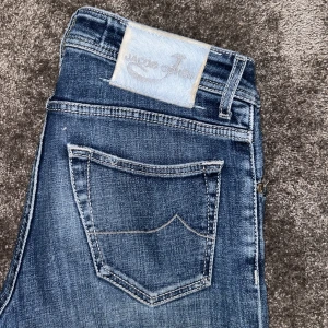 Jacob Cohën Jeans - Säljer dessa exklusiva Jacob Cohën jeansen 🇮🇹 Jeansen är bra skick och perfekt för en vanlig skoldag eller utekväll. OBS: pyttelitet hål vid gylfen som är väldigt lätt att fixa. Bara att höra av sig vid fler frågor!📲📲 storlek 30 men sitter mer som 31-32
