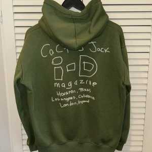 Grön Cactus Jack hoodie - Säljer nu denna sjukt exklusiva och snygga Cactus Jack hoodien, den går att styla till nästan vad som helst och är perfekt för vardagen. 🍂💛. Vid frågor är de bara att hojta till!📲📲