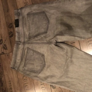 Perfect jeans - Fina gråa jeans från Gina tricot! Inga eller små tecken på användning, hör av dig om du har frågor