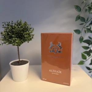 Althaïr Parfums de Marly - Althaïr från Parfums de Marly, 125 ml, tillverkad i Frankrike. Ingredienser: Alcohol Denat, Parfum (Fragrance), Aqua (Water), Limonene, Linalool, Tocopherol, Citral, Geraniol. Snygg och modern parfym för dig som vill sticka ut.