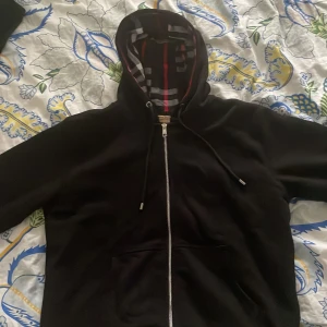 Svart Burberry zip hoodie - Svart hoodie från Burberry i storlek XXL tycker att den passar mest som Xl, L 
