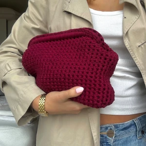 Vinröd virkad clutch väska - En egengjord virkad clutch💕💕 Bredd ca 30cm och höjd ca 19cm, passar perfekt som handväska eller necessär🌸