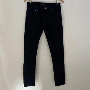Svarta jeans från Nude Jeans Co, 31/32 - Ett par riktigt fina och eftertraktade svarta nudie jeans || skick 9/10 || nypris ca 1600kr || hör av er vid minsta lilla ||