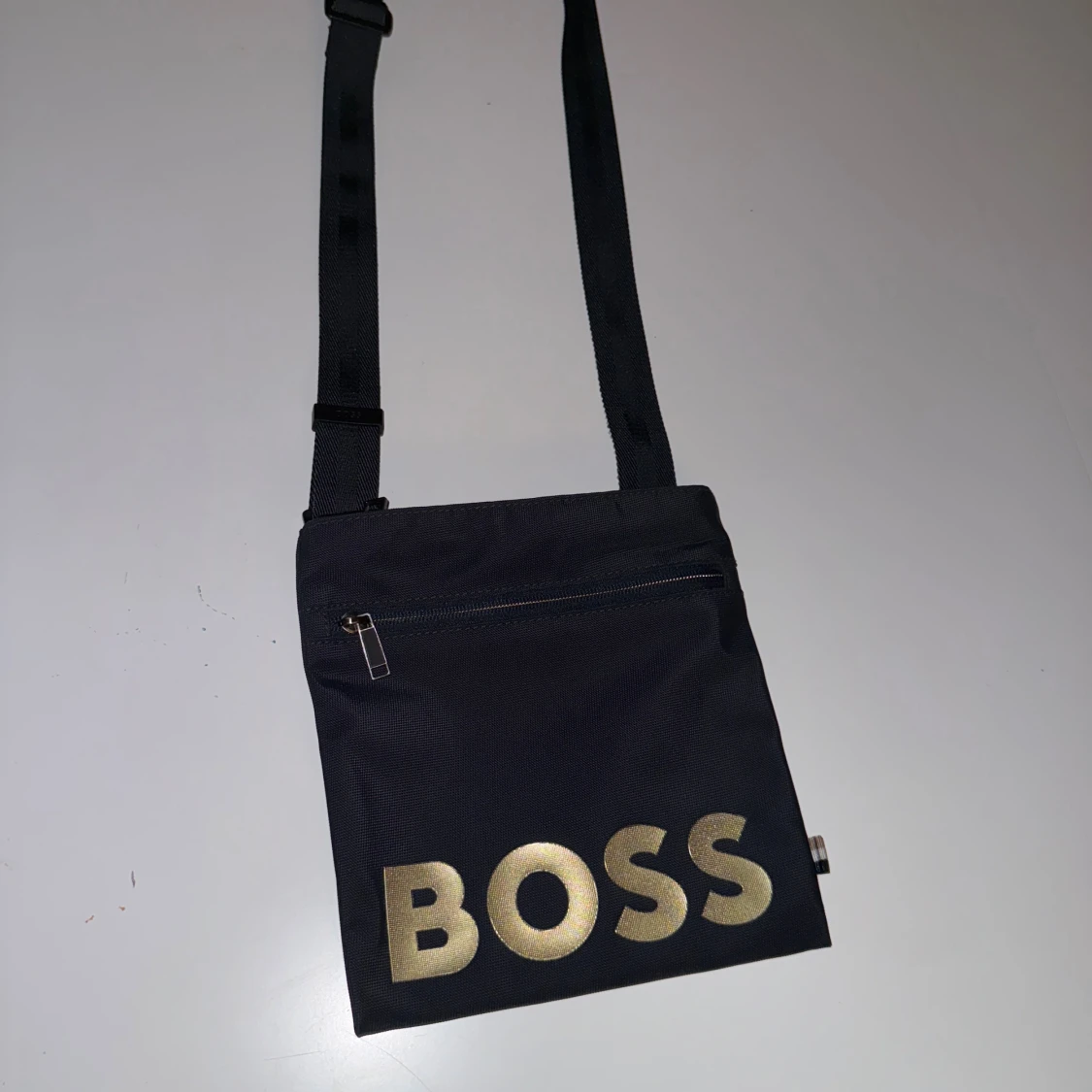 Mörkblå/svart axelväska från BOSS