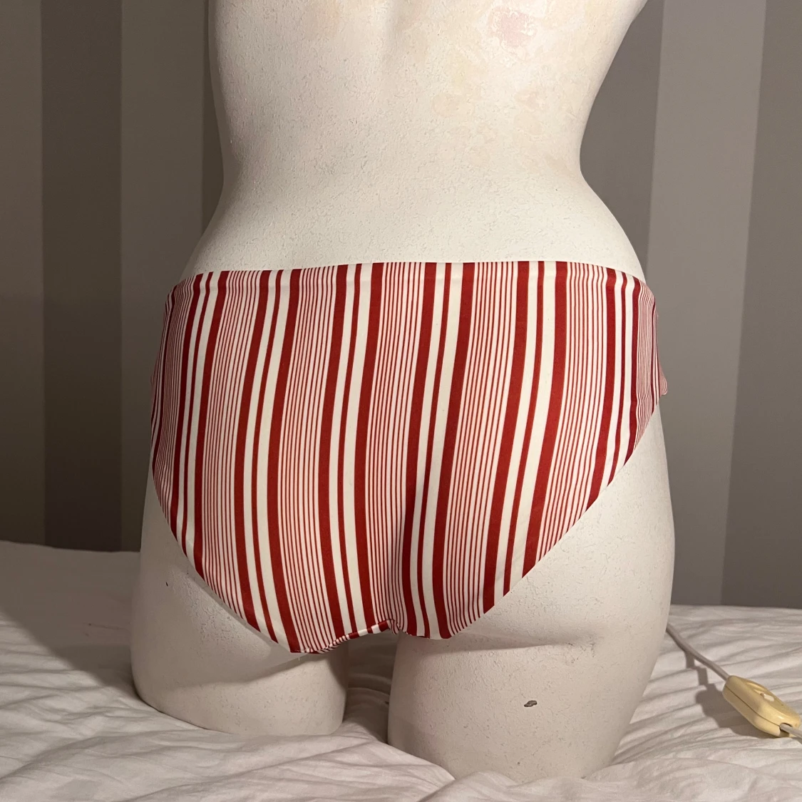 Rödvit randig bikini med knyt - 3