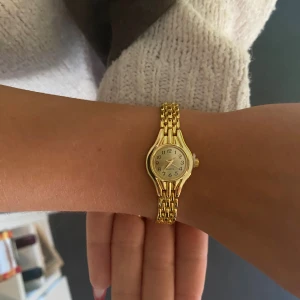 Guldklocka  - Silverklocka i perfekt skick med ett helt nytt batteri och justerbart armband 