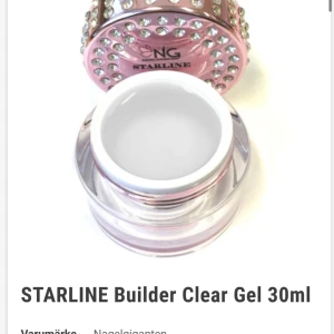 STARLINE Builder Clear Gel 30ml - STARLINE Builder Clear Gel 30ml från NG kommer i en lyxig rund burk med rosa lock dekorerat med glittrande stenar. Gelen är transparent och används för att bygga och förstärka naglar. Perfekt för dig som vill ha snygga och hållbara naglar med salongskänsla hemma. 