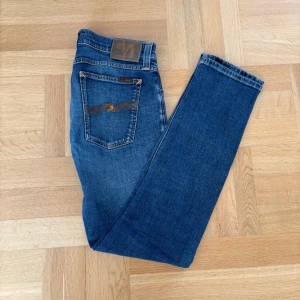 Nudie jeans - Snygga blåa jeans med sköna fades från märket Nudie | storleken är 30/30 | passar riktigt bra nu till hösten/vintern | Hör av er vi fler frågor🙌