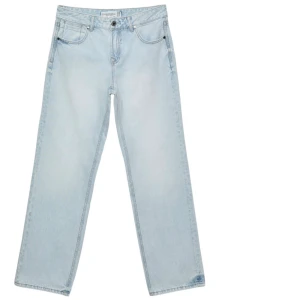 D03 jeans - Stradivarius - Ljusblå jeans från Stradivarius i rak modell - mid waist. Endast testade, tyvärr för små