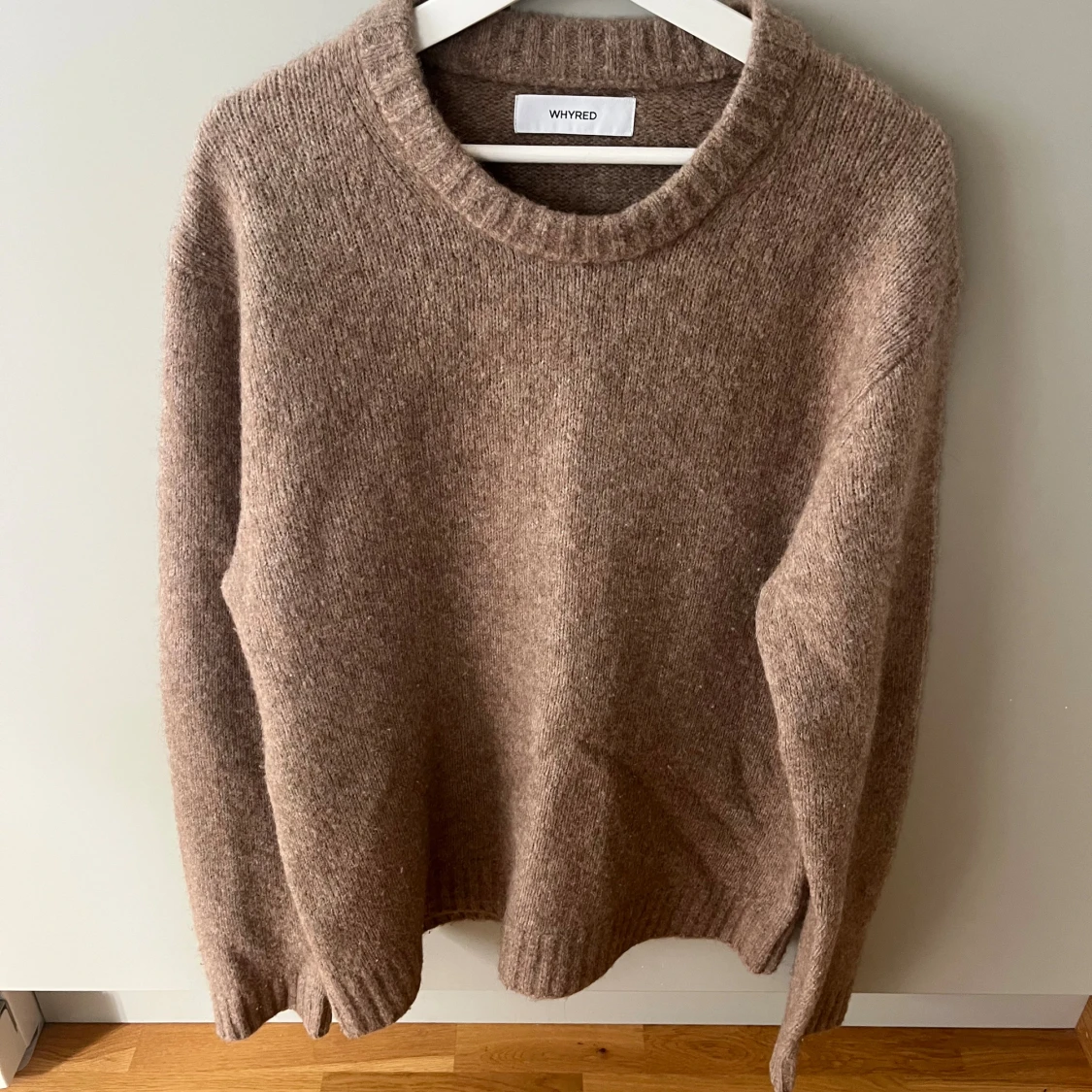 Beige stickad tröja från Whyred