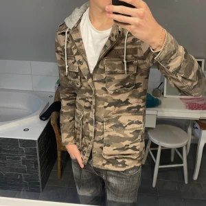 Kamoflauge Fieldjacka  - Riktigt fet och ovanlig fieldjacka nu till hösten!🙌🏻 || Skick: 9/10 || Storlek: XS men passar S || Pris: 449kr || Skriv vid minsta fråga!