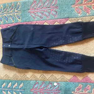 Mörkblå ridbyxor med silikongrepp - säljer mina maya delorez ridbyxor då dom ej passade mig. köpta i somras o kan därför inte skicka tillbaka❤️ superfina endast provade en gång! nypris är 1799kr