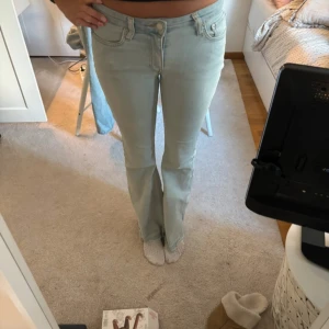 Ljusblå bootcut jeans - Säljer ett par ljusblå jeans med bootcut, Low waist. Dom är bra längd för mig och jag är 174. Säljer för att jag tycker dom är lite små i midjan, inga defekter. Köpte för 500 w26 L32