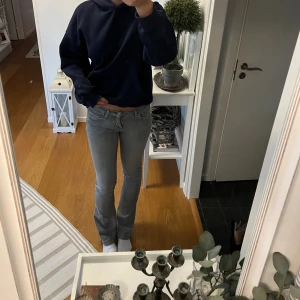 Grå jeans från LTB, modell Fallon - Säljer ett par ljus gråa jeans från LTB, modell Fallon. W25 L34 (84cm innerbenslängd). I nyskick, helt slutsålda. 