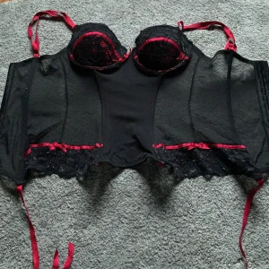 Svart och röd korsett från Ava Rose - Säljer en snygg korsett från Ava Rose i svart mesh med röda detaljer och spets.Perfekt in för halloween .PRIS KAN DISKUTERAS 💕