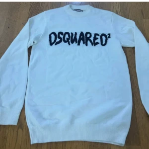 Dsquared2 Stickas tröja  - Vit stickad tröja från Dsqaured2, skick 10/10 (endast testad) storlek M men passar S också, pris kan diskuteras vid snabba affär