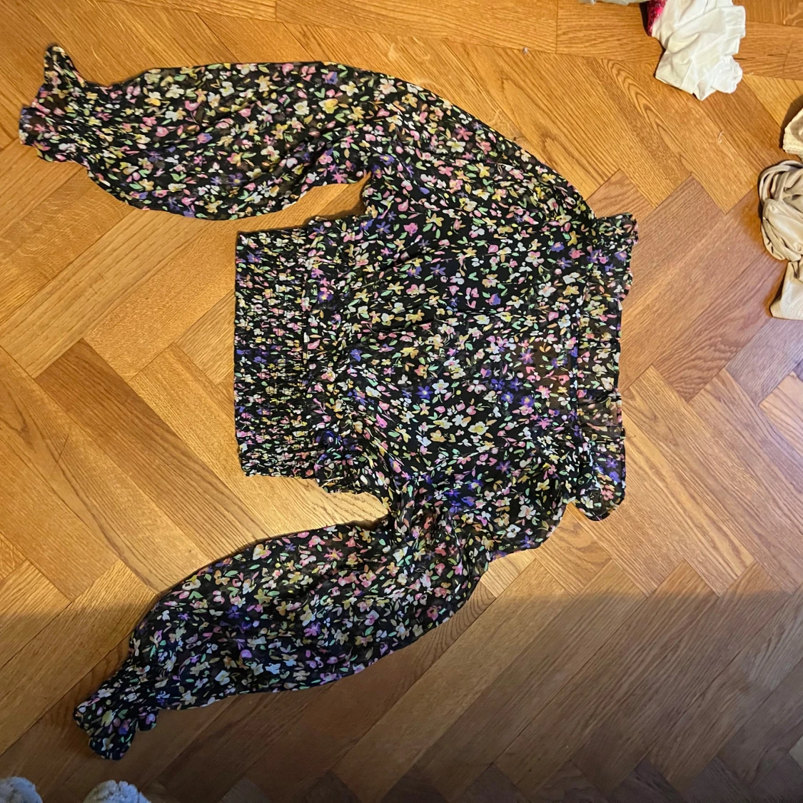 Svart blommig blus med puffärm - 1