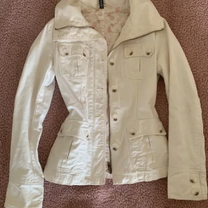 Vit jacka från H&M Divided - Säljer den här otroligt snygga höst jackan då den aldrig kom till användning🫶🏻 