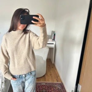 Beige stickad polotröja - Beige stickad polotröja med ribbad hög krage och muddar. Sååå fin passform 