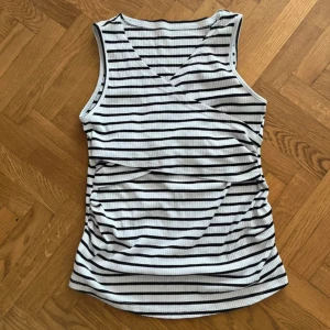 Amningslinne - Randigt amningslinne i storlek 36 från Shein. Fint skick. Väldigt smidig