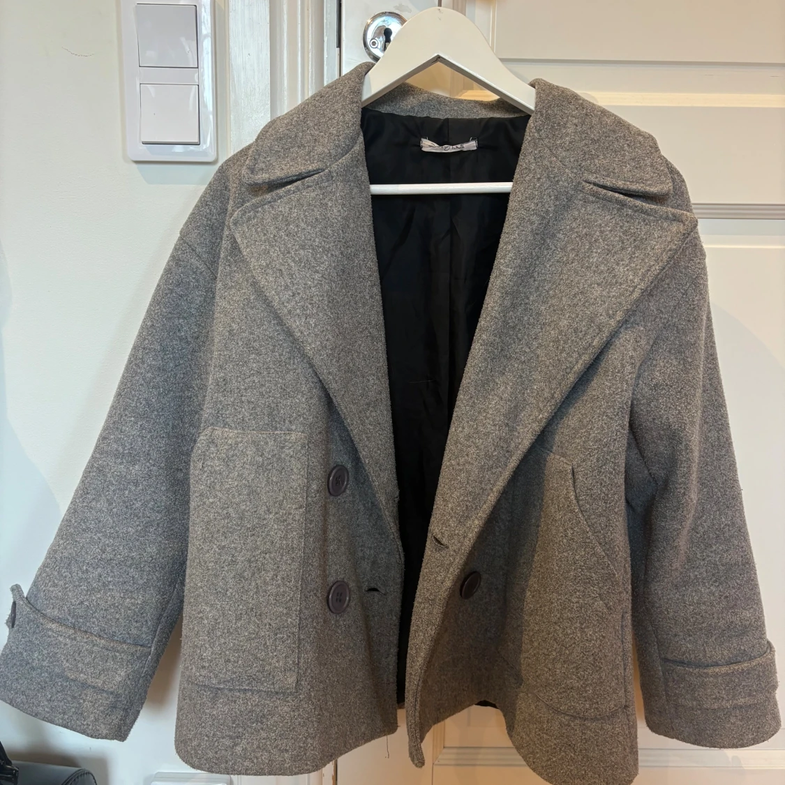 Grå skepparkavaj från DesignSi