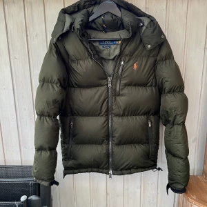 Ralph Lauren jacka xs - Säljer denna supersnygga ralph lauren jackan som ger en lyxig känsla! Size xs  herr men kan även passa s ! Skick: 8/10 ett minimalt hål finns! Såklart äkta!  Hör av dig vid minsta fundering! 🤩