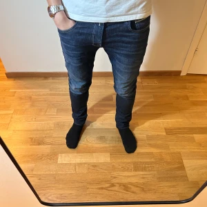 REPLAY GROVER JEANS - Tja! Säljer ett par as feta replay Grover jeans med as snygg tvätt | Skick 10/10 knappt använda, har köpt ganska nyligen | Storlek 31/34 Straight fit , mer som Slim (Hyperflex) | Nypris 1899kr | Mitt pris 699kr | hör av dig vid några funderingar eller frågor 
