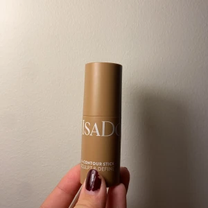 Isadora contour stick - Jag säljer mitt contour stick ifrån Isadora då jag inte tycker att färgen passar med min hud helt, den är helt fungerande! Originals priset är ungefär runt 120 kr och min är väldigt lite andvänd. Färgen 32 bege natural. Det finns ungefär 1,5 cm produkt på både längd och höjd, skriv om du undrar något! Pris kanske kan diskuteras💕💕