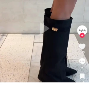 Svarta stövlar med gulddetalj - Snygga svarta stövlar med en elegant guldfärgad spänndetalj vid skaftet. Perfekta för att lyfta din outfit med en trendig touch. Använda endast 1 gång ute. Kommer i boxen dom köptes i. Köptes på Raglady i Göteborg, säljer pga fel storlek. Nypris 1000 kr.