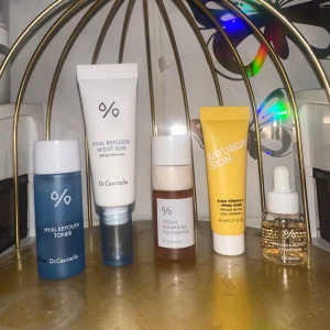Dr.Ceuracle toner och essence set - Set med Dr.Ceuracle Hyal Reyouth toner (blå flaska), Hyal Reyouth Moist Sun SPF50 (vit tub), Vegan Kombucha Tea Essence (brun flaska) och Advacita Pro Ampoule (genomskinlig flaska med pipett). Inkluderar även Saturday Skin Yuzu Vitamin C Sleep Mask i gul tub.