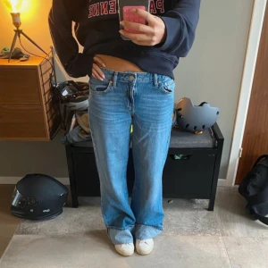 Lågmidjade jeans - Säljer ett par snygga lågmidjade jeans. De har en rak, lite vidare passform med en uppvikt delstats nertill. Helt  slutsålda🤗🤗