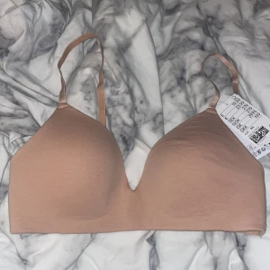 Bh 75c - Säljer denna bygellösa bh då jag helt glömt bort den och är nu för liten, enbart testad. Lappen är kvar också. 