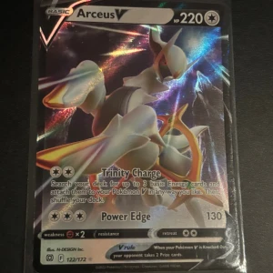 Arceus V #122 - Säljer nu mitt Arceus V #122 kort. Väldigt bra skick. Varit sleevad sen jag öppnade det och bra förvarad. Har också ett Jumbo kort som man får med och man kan också köpa seperat!