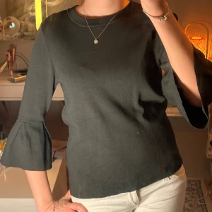 Trekvarts grå topp - En mörkgrå fin tröja med trekvartsärmar, puffiga armar och väldigt stilren, perfekt till hösten