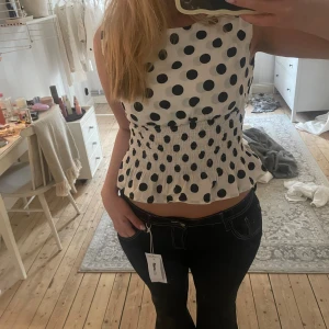 Vit prickig volang topp  - Supersöt men lite för liten på mig, har endast använt 1 gång🩷😇⭐️🫰🏼🫰🏼