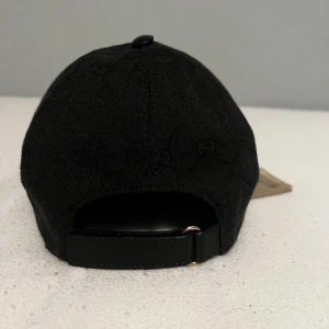 Svart Gucci keps med GG-mönster - Gucci keps i mycket bra sikt ingen skador! Bara en lite märke på framsidan som inte syns mycket, säljer endast! INGEN byten. FAsT pris
