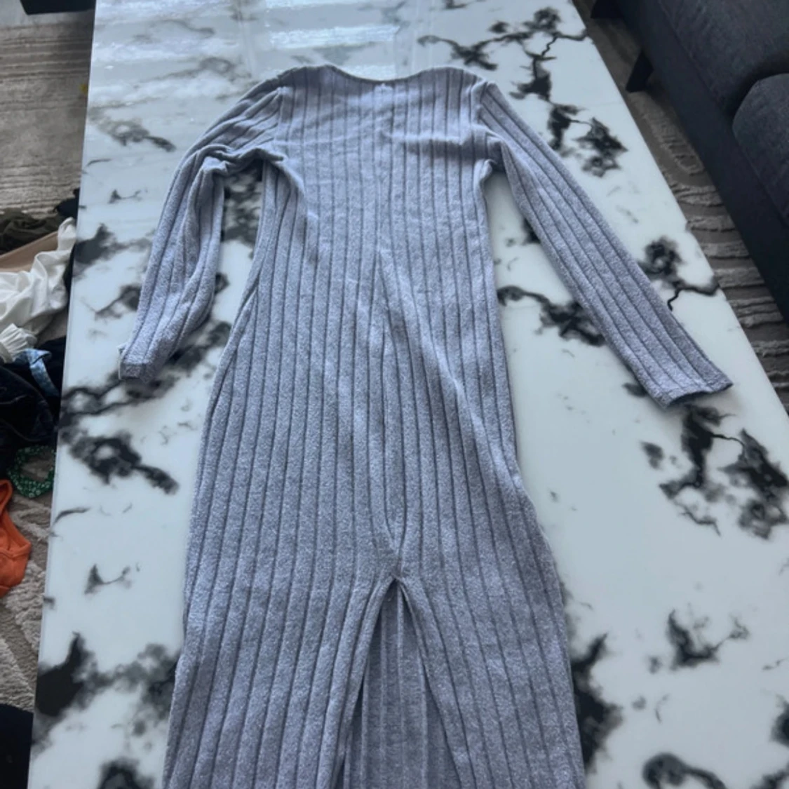 Grå ribbad långklänning - 1