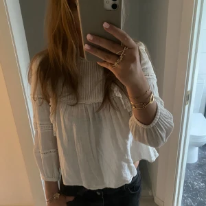 Vit blus - Super söt blus med massa detaljer! Storlek 152 men passar som en xs-s💕