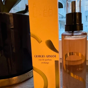Giorgio Armani Si Eau de Parfum Recharge - Giorgio Armani Si Eau de Parfum refill flaska 100ml.  Köpte refill till fel flaska (har den gamla). Öppnade den och försökte fylla men insåg att det inte gick så tog bild och packade ner den igen. Alltså är den helt oanvänd men öppnad (kan nog ha kommit ut några droppar vid öppning, se bild).
