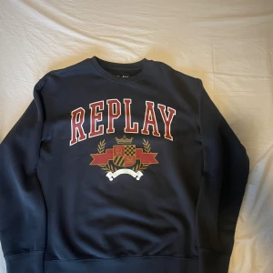 Replay kofta  - Säljer nu en replay kofta i storlek M. Den har blivit använd kanske 2 gånger så den är väldigt fräsch och ny, vid frågor är det bara att skriva mvh William 