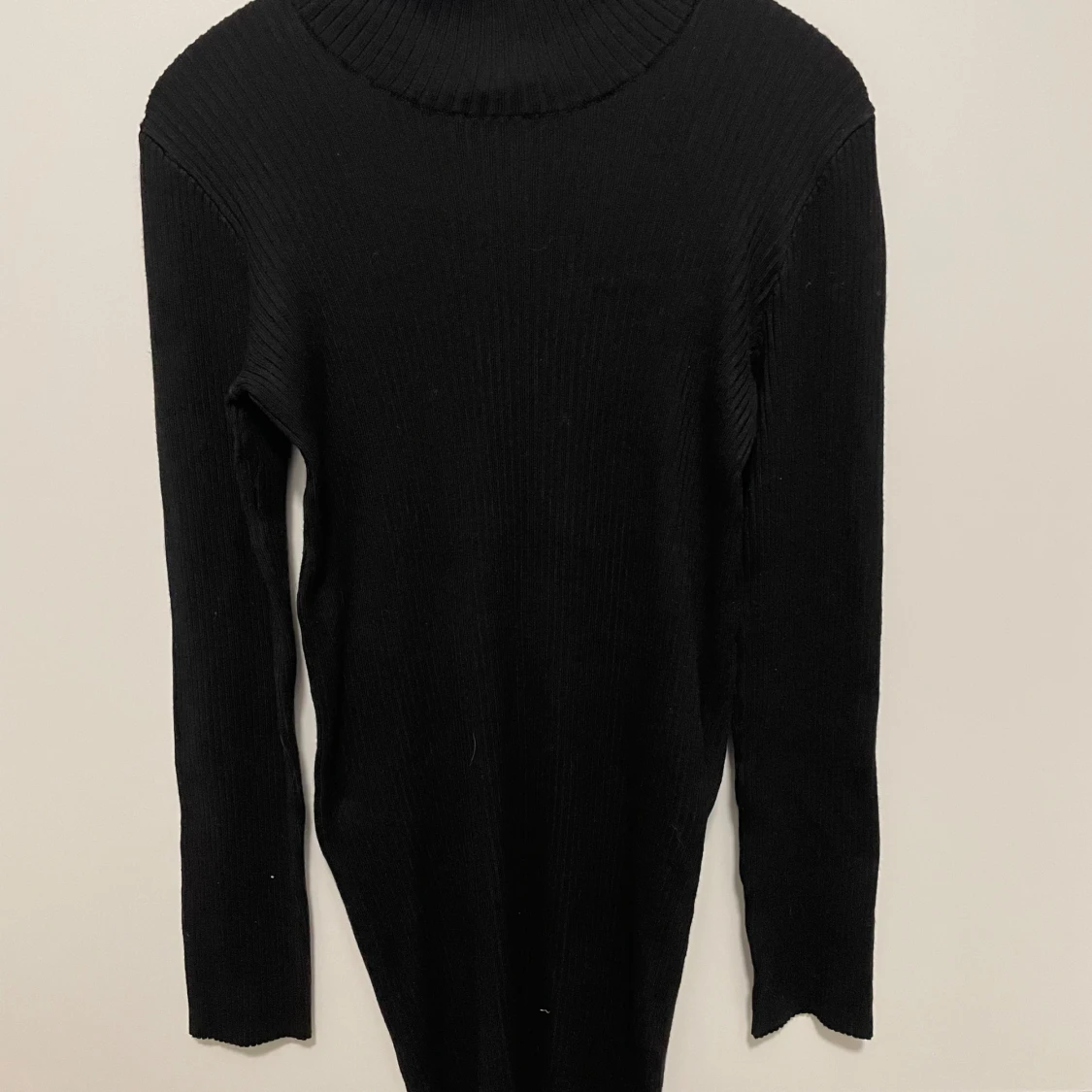Svart ribbad stickad klänning - 1